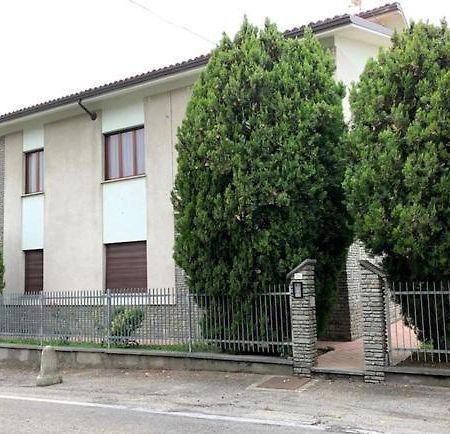 Casa Nebieu In Edificio Indipendente Nel Centro Di Monforte Monforte D'Alba Bagian luar foto