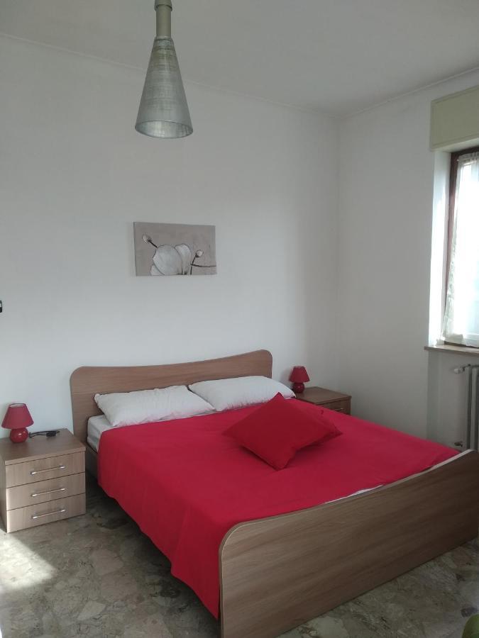 Casa Nebieu In Edificio Indipendente Nel Centro Di Monforte Monforte D'Alba Bagian luar foto